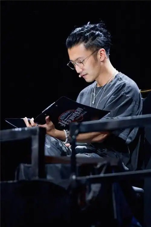 谢霆锋还是那么潮,梳脏辫搭配破洞t恤,戴眼镜痞帅不输当年