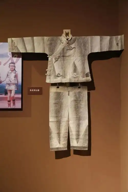 今天,赫哲族鱼皮服的传统图案装饰已经淡化了,应用最