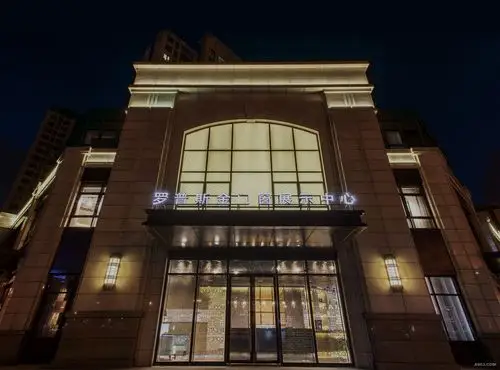 将门窗展厅与酒店会所相结合,独特的设计手法吸引这路过的街人驻足与