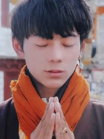 比如最近藏族青年丁真的不少粉丝,在网上安利他的照片时,都下意识地给