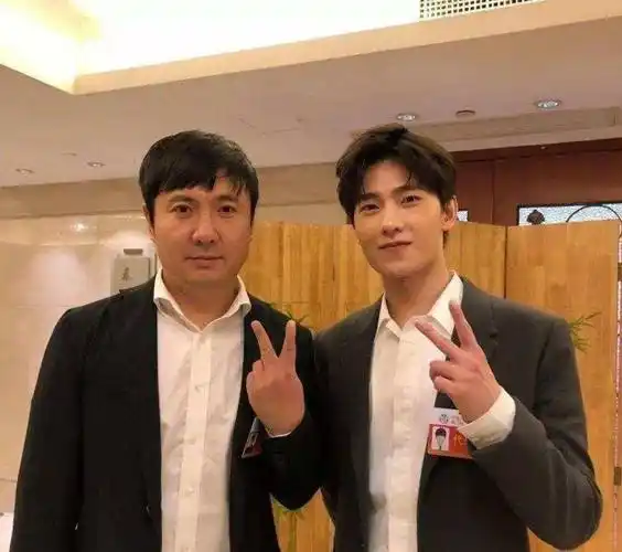 沙溢沈腾杨洋三大校草罕见互动,网友直呼被笑死