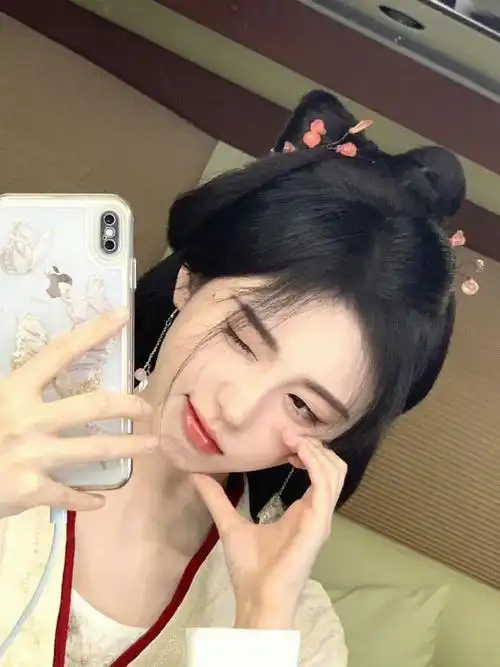 鞠婧祎《花间令》造型对镜自拍9615 嘟嘴戳脸,贴脸比心真的好可爱