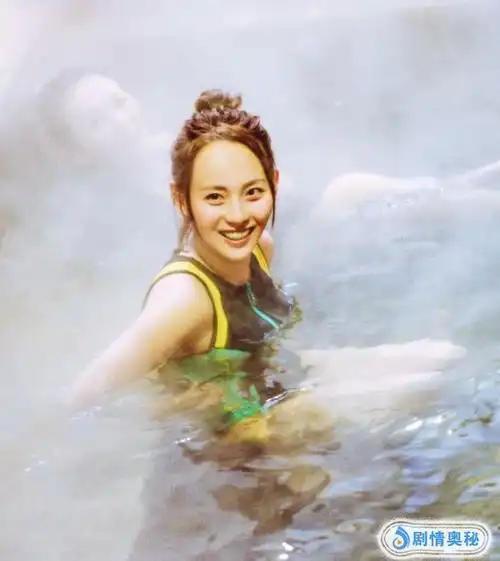 "妻子团"泡温泉:袁咏仪只做了一件事,就成功抢镜!
