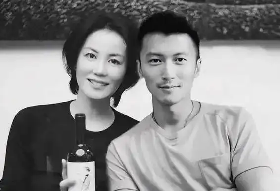 王菲与谢霆锋日本合体回国目光交汇眼神拉丝10年依旧热恋如初