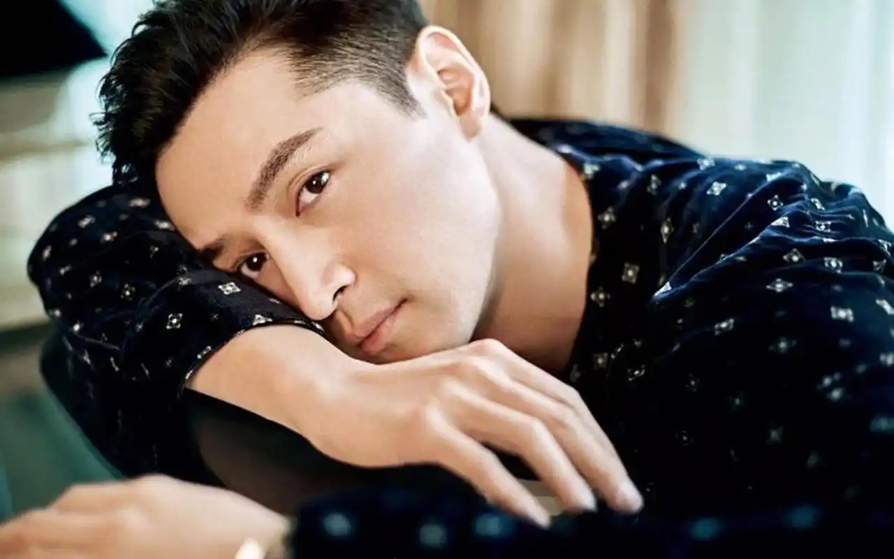 胡歌西装帅气杂志封面写真高清图片壁纸