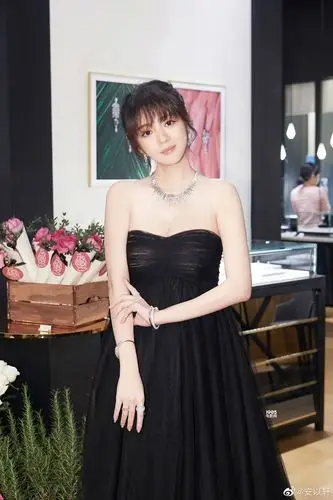 安以轩孕后首露面傲人上围瞩目 意外透露宝宝性别