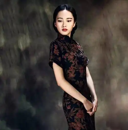 不同身高和脸形的旗袍发型搭配