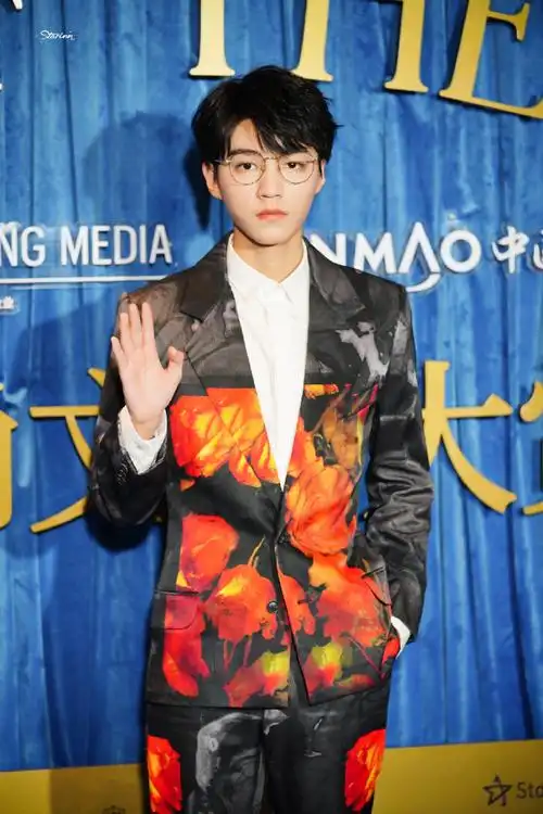 王俊凯金丝眼镜