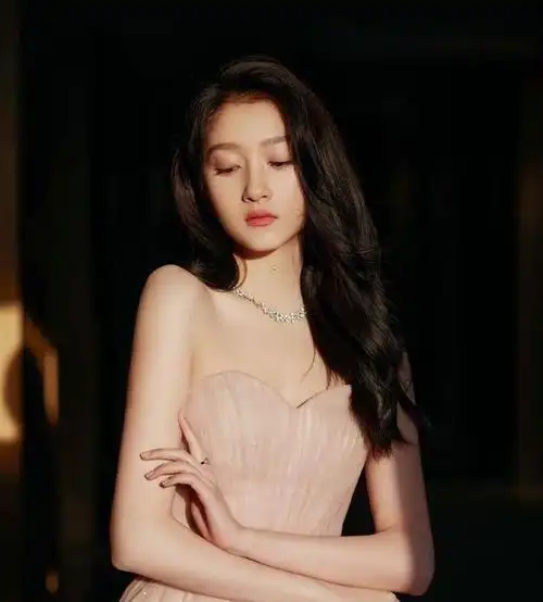 仙气飘飘!关晓彤从小美到大