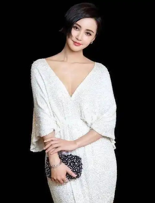 46岁梁咏琪全家出游!