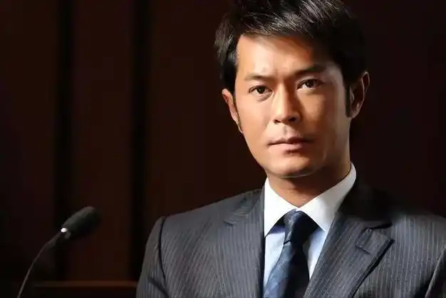 香港这一夜古天乐脸垮成蜡像曾志伟胖一圈70岁成龙竟是赢家