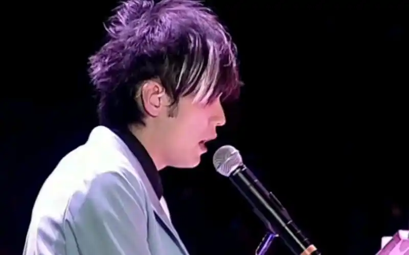 你还记得那个无与伦比的侧脸男孩吗?