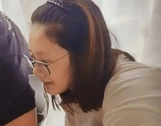 郑恺庆祝宝宝百天,与苗苗合力蹲地拍照,但有谁注意苗苗的状态?