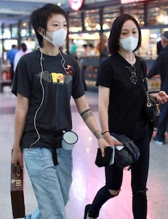 窦靖童晒与周迅合影坐姿霸气纹身消失