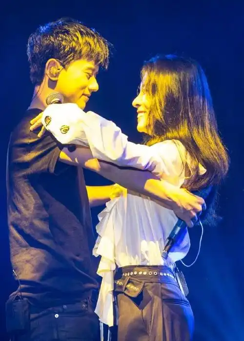 主持人谢娜:嫁小1岁张杰,婚后连生三娃,如今一家五口其乐融融|刘烨