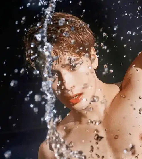 王嘉尔内衣半露,满脸法令纹,一副大妈模样,网友:辣眼睛_裤子_时尚