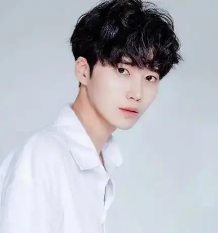 男生染黑茶色好看吗?黑茶色低调百搭谁都可以染_染发发型 - 美发站