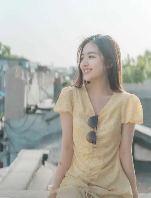 李兰迪才20岁就这么会穿薄纱上衣配格纹半身裙透明短靴超吸睛