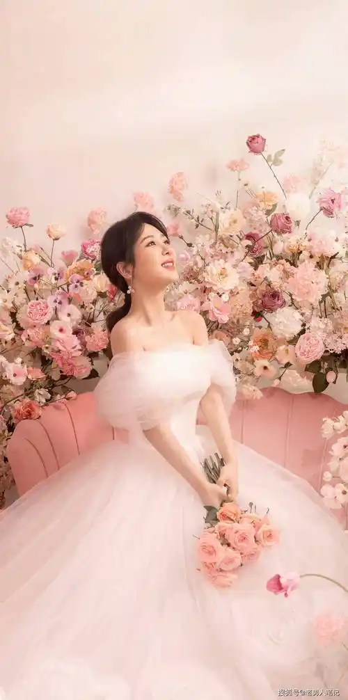 杨紫520婚纱大片,玫瑰粉氛围浪漫唯美,勾勒轻盈曼妙姿态_粉色_时尚
