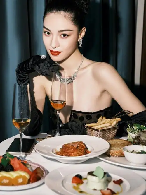 钟楚曦黑白波点鱼尾裙