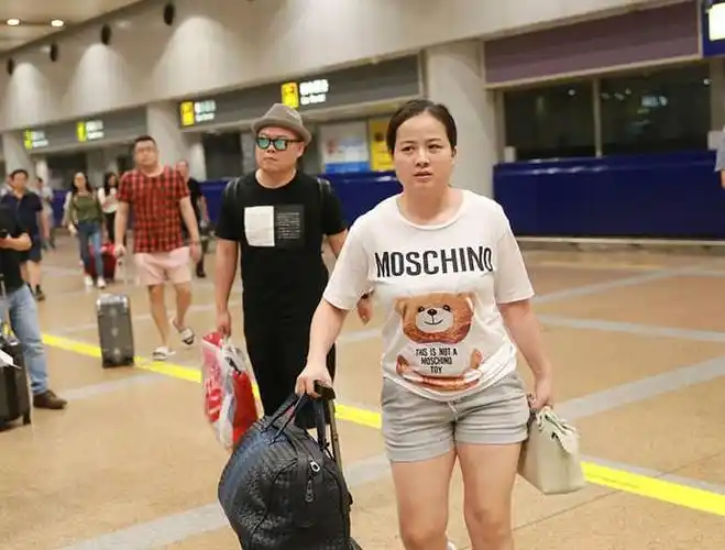 岳云鹏妻子拿行李被指像保姆 怒回:我男人我乐意