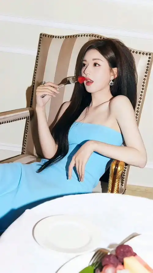 赵露思一袭蓝色抹胸裙露香肩,肤白貌美曼妙身材性感撩人,好米啊