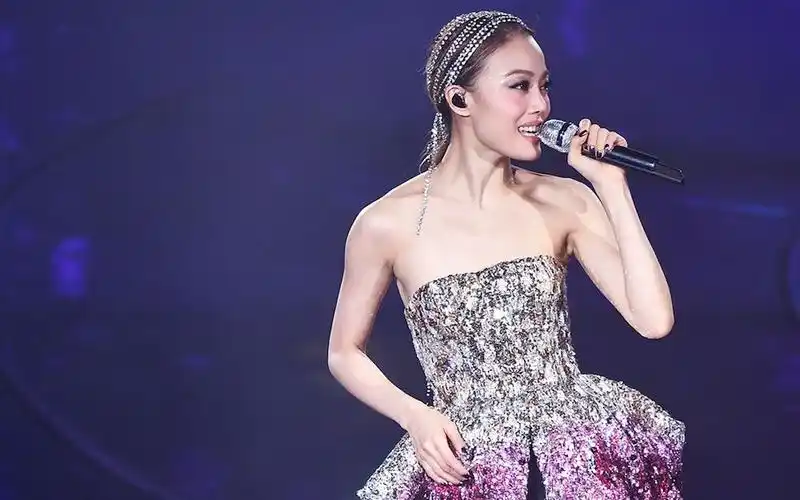 【容祖儿】joey yung 我很想他 live 「窗外雨一直下 催眠着我无法