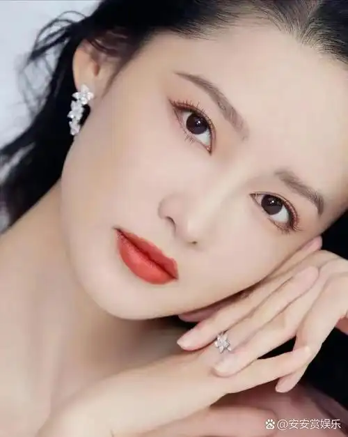 李沁的美,宛如春日里的微风,清新自然.