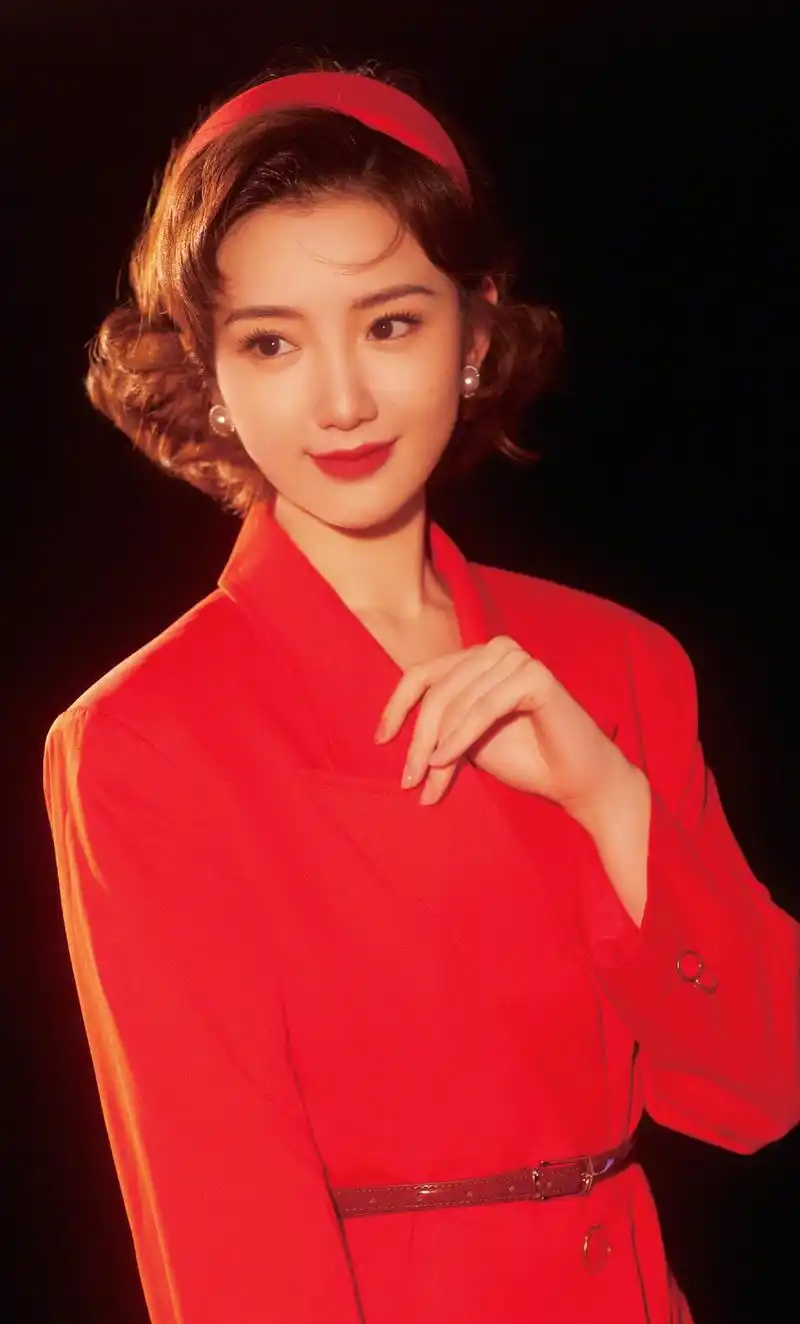 刘亦菲暗黑妆容,林志玲丸子头…明星新造型惊艳亮相 刘亦菲的暗黑妆容