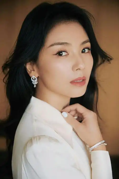 44岁刘涛闪耀活动现场!穿白裙好嫩啊,"换脸"大成功彻底回春了