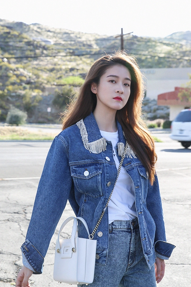张雪迎街拍 时尚牛仔释放率性青春