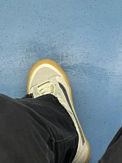 嘎嘎磨脚后跟,有一瞬间我以为给我袜子磨穿了刚穿上的时候特别松软,咋