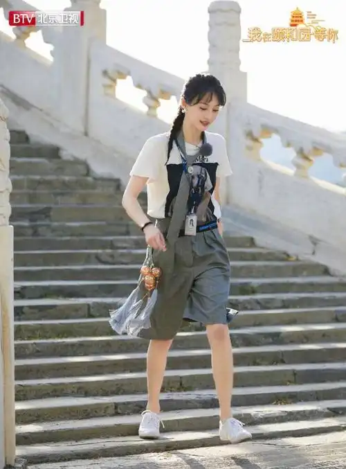 郑爽引领新时尚潮流,戴"挂耳发饰"录节目,时髦又有个性