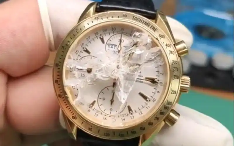 欧米茄超霸金表,这表镜碎得太惨了