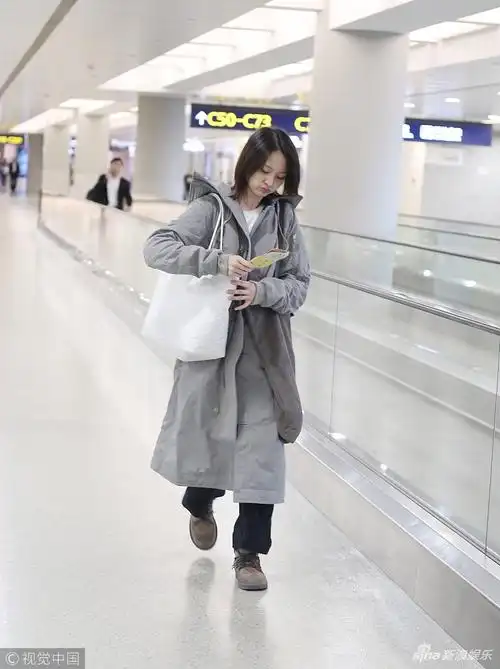 10月31日,上海,郑爽现身机场.