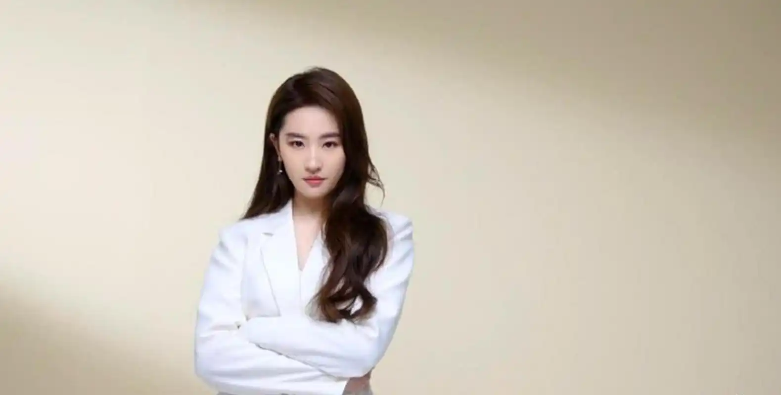 刘亦菲穿着纯白色西装套装也非常适合,她在新视频中谈到如何时刻保持