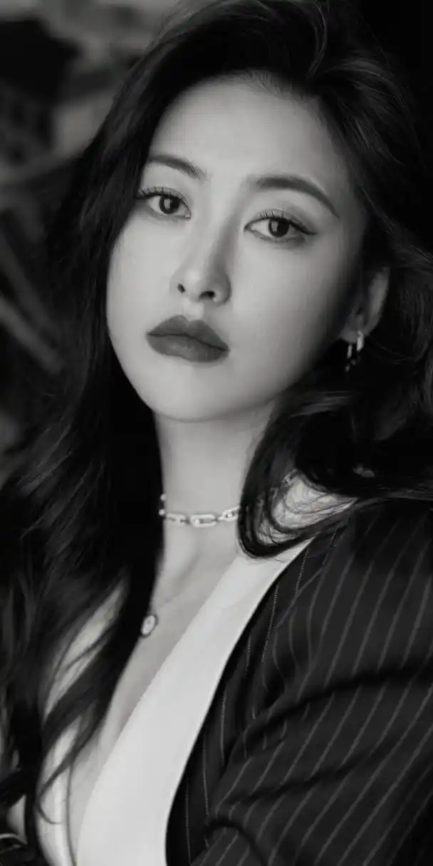 朱珠卷发红唇优雅写真壁纸