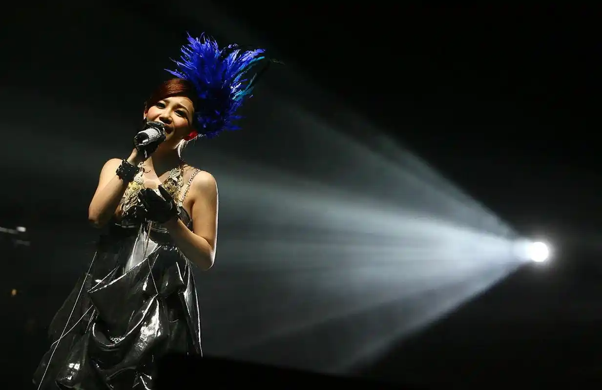 梁静茹演唱会开唱,观众齐呼开空调  梁静茹的巡回演唱会吸引了大批