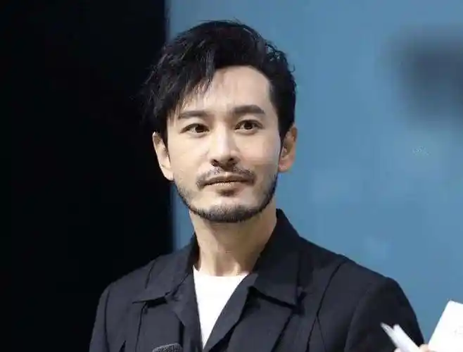 但是为了角色需要,他留胡须实在是瞬间有男人味,还有一种让人窒息的