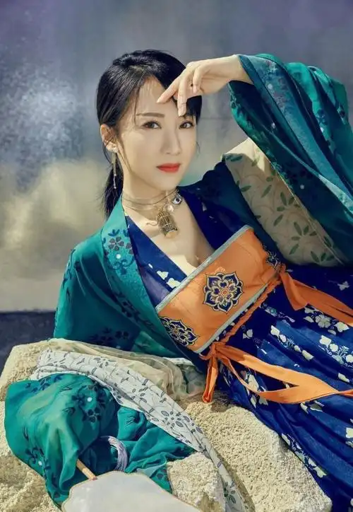 都挺好李念火了登杂志封面美得高调穿起古装更好看