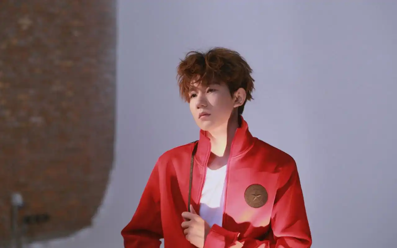 王源帅气写真花絮图片桌面壁纸