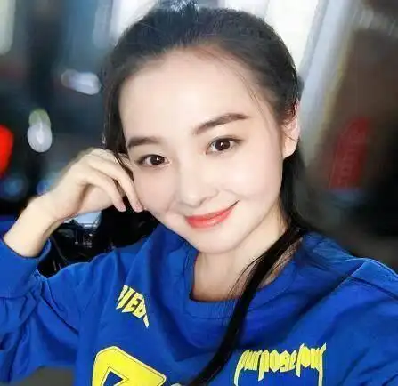 14岁时和释小龙组cp,网友劝她整容,如今28岁长成了这个模样