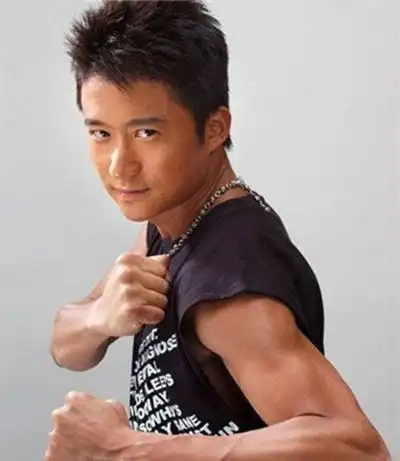 "钢铁硬汉"吴京,大秀肌肉,网友:万千少女心中的温馨港湾!