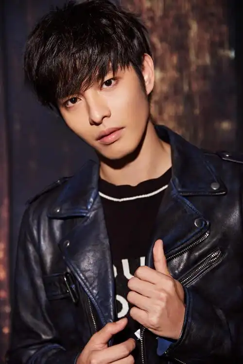 曹佑宁发布最新写真,酷帅少年淬炼特立型格