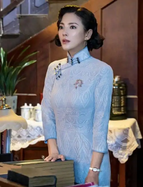 整身旗袍加身后张雨绮的形象立马就变得很古典,留意她这梳起的精致