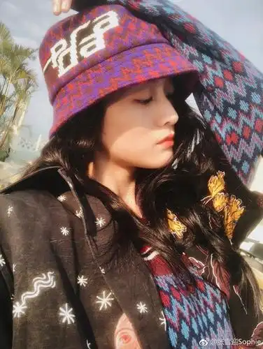 张雪迎侧脸精致