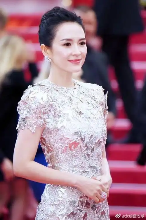 但是章子怡就脸型就更偏短一点,五官比例十分好!