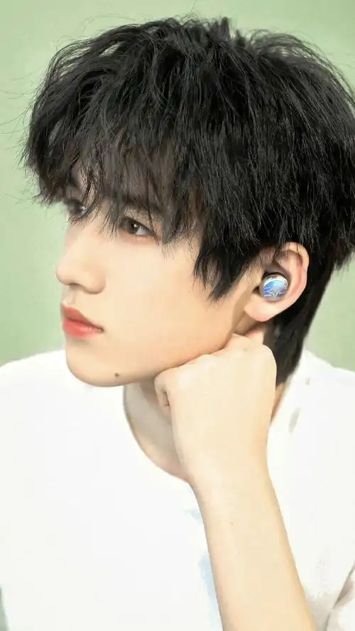 宋亚轩凌乱的发型