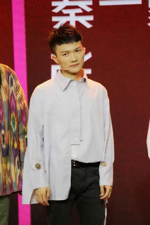 歌手周深三次春晚人气爆棚曾是自卑的留守孩子