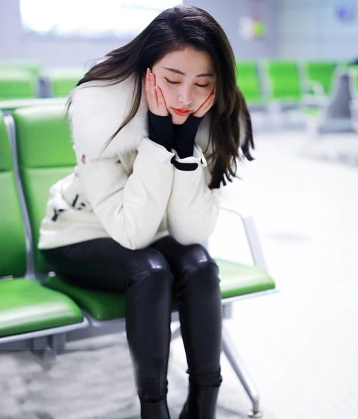 张天爱黑色紧身皮裤现身机场,网友:这腿型简直完美